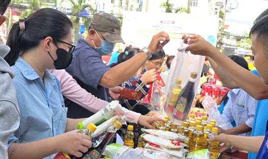 Công nhân lao động Khu chế xuất Tân Thuận (TPHCM), mua hàng tại các gian hàng "Phúc lợi đoàn viên". Ảnh: Nam Dương