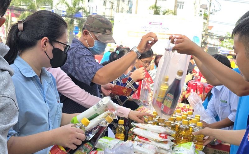 Workers in Tan Thuan Export Processing Zone (HCMC) shop at "Union Member Welfare" booths. Photo: Nam Duong