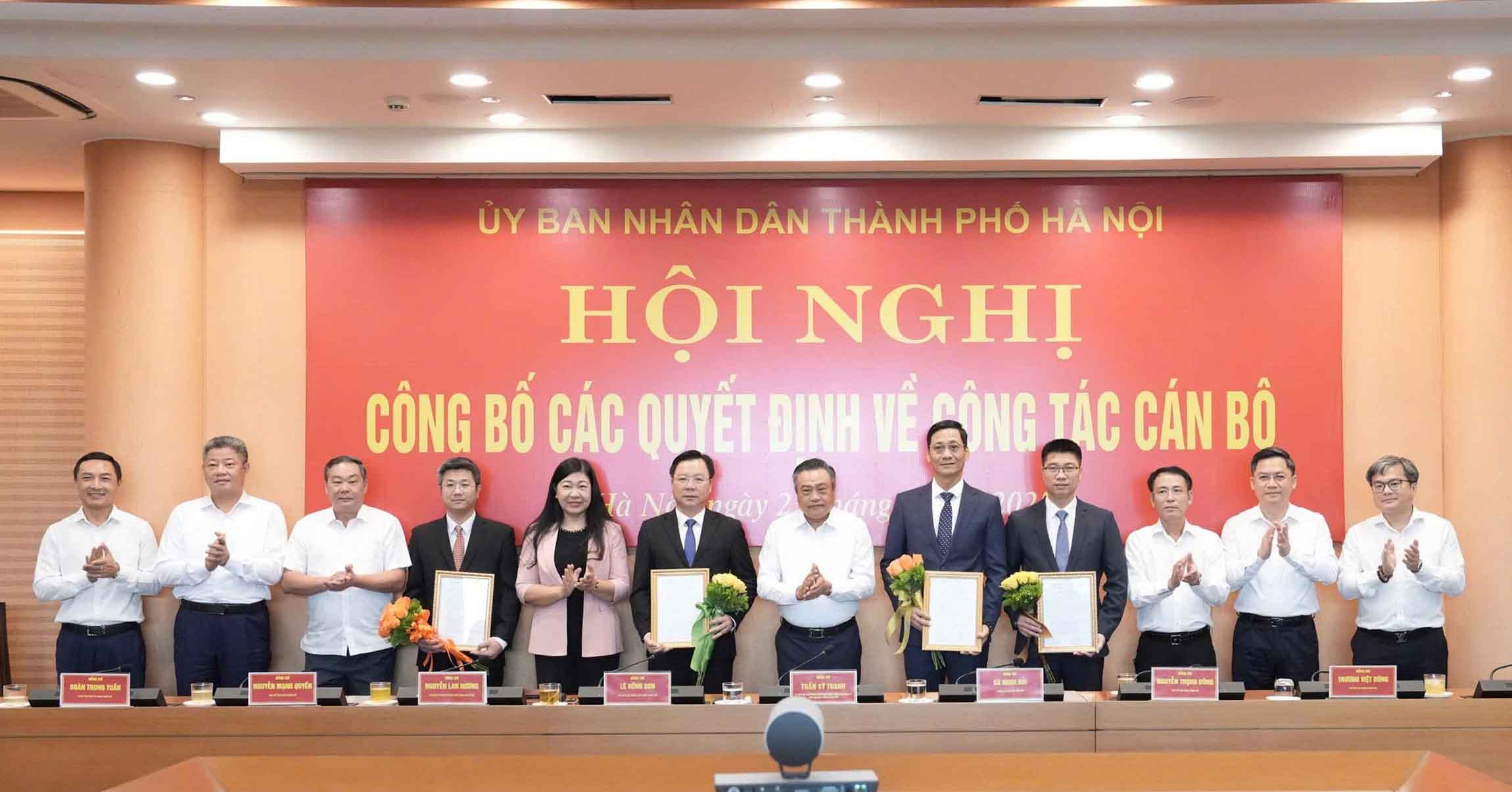Chu tich UBND thanh pho Ha Noi Tran Sy Thanh trao quyet dinh cho cac can bo. Anh: Dinh Hiep