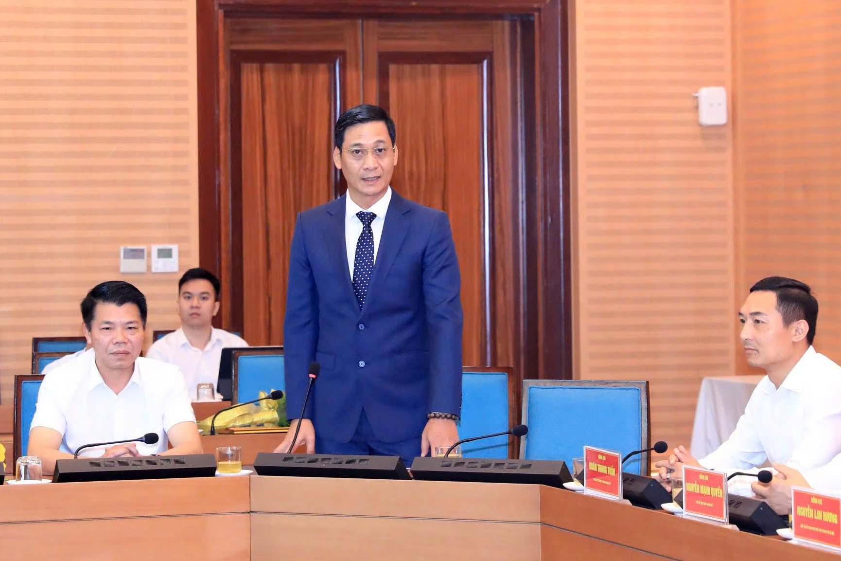 Jefe de bronceado de la Oficina del Comite Popular de Hanoi le Thanh Nam. Foto: Dinh Hiep