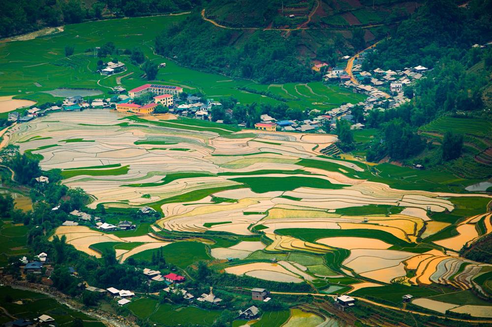 Mùa nước đổ, hay còn gọi là mùa cấy, không chỉ là thời điểm người dân nơi đây bắt đầu một vụ mùa mới mà còn là khoảnh khắc thiên nhiên ban tặng cho vùng đất này một bức tranh thủy mặc lay động lòng người.