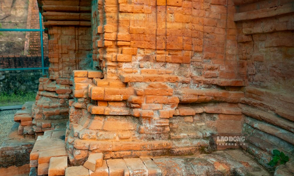 Vi tri doc dao cung ket cau kien truc bang gach co khien di tich nay co gia tri dac biet ve lich su, khao co va kien truc.