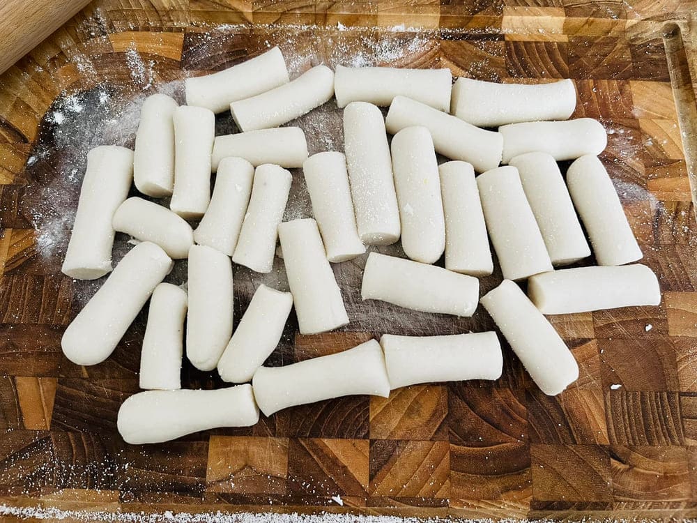 Tự tay làm bánh gạo Hàn Quốc tại nhà để chế biến những món ăn ngon, đổi vị cho gia đình. Ảnh: Phan Phương