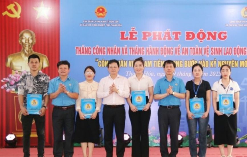 Leaders of the Provincial Labor Federation, the Management Board, the Trade Union of Nghi Son Economic Zone and Industrial Parks, presented the decision to establish grassroots trade unions. Photo: Xuan Hung