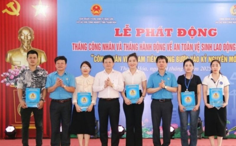 Leaders of the Provincial Labor Federation, the Management Board, the Trade Union of Nghi Son Economic Zone and Industrial Parks, presented the decision to establish grassroots trade unions. Photo: Xuan Hung