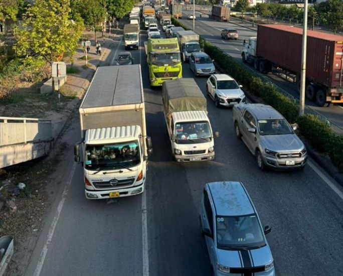 Advirtiendo el riesgo de accidentes de trafico con trabajadores a lo largo de la autopista 5. Foto: las personas proporcionan