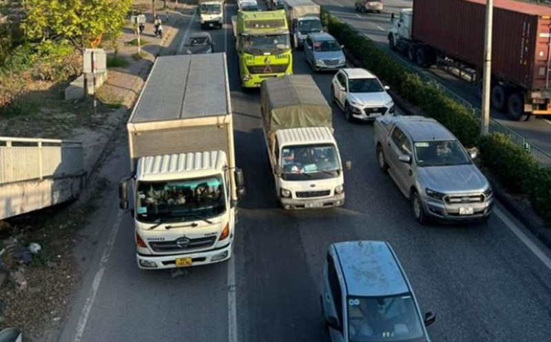 Warning of the risk of traffic accidents for workers along National Highway 5. Photo: Provided by the people