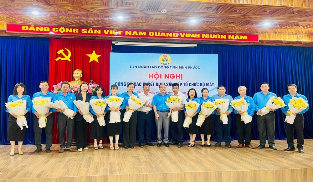 The Binh Phuoc Provincial Federation of Labor presented flowers to representatives of 14 trade unions at the level directly above the dissolved establishment. Photo: Van Son