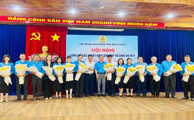 The Binh Phuoc Provincial Federation of Labor presented flowers to representatives of 14 trade unions at the level directly above the dissolved establishment. Photo: Van Son