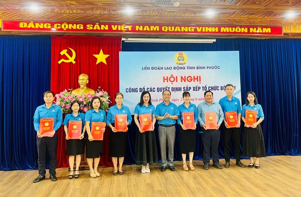 LĐLĐ tỉnh Bình Phước trao quyết định về công tác cán bộ. Ảnh: Văn Sơn