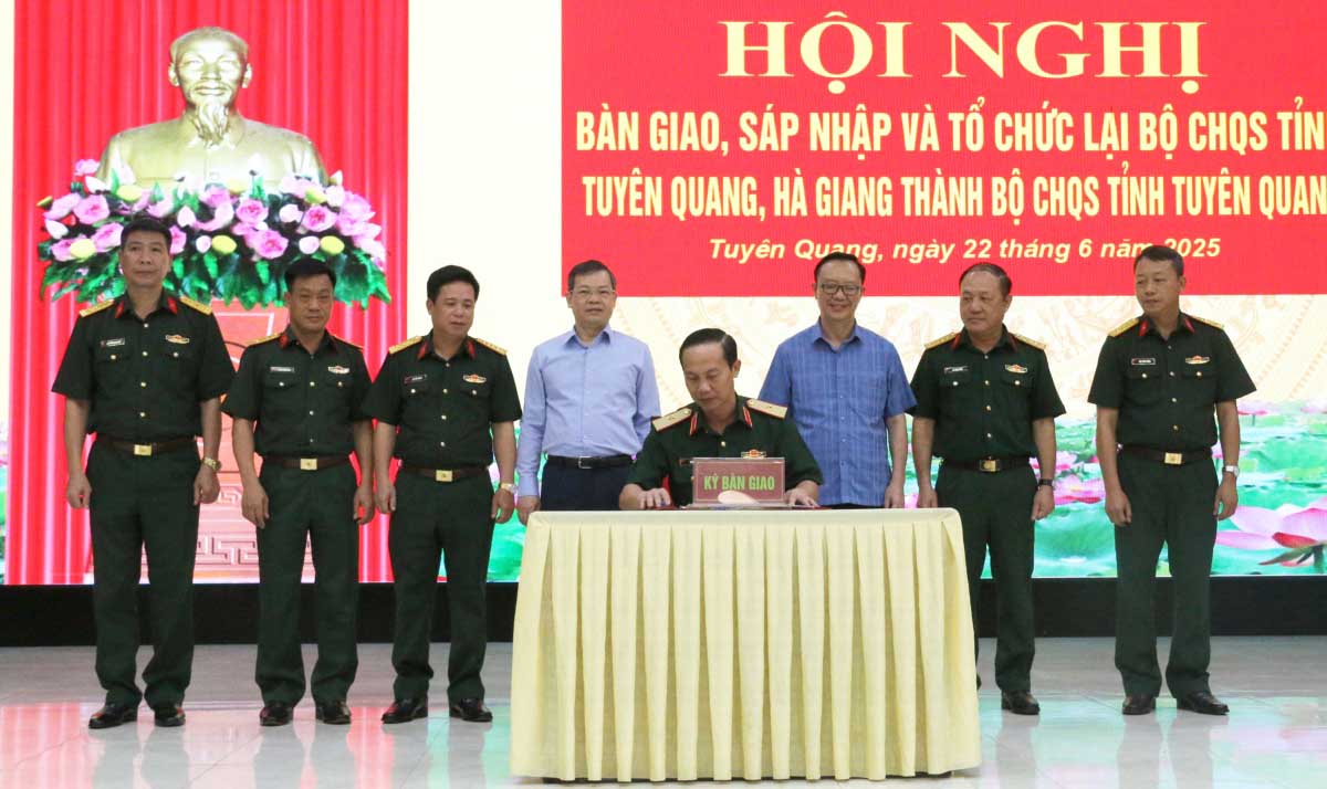 Conference on handover, merger and reorganization of the Military Commands of Tuyen Quang and Ha Giang provinces into the Military Commands of Tuyen Quang province. Photo: Nguyen Vu.