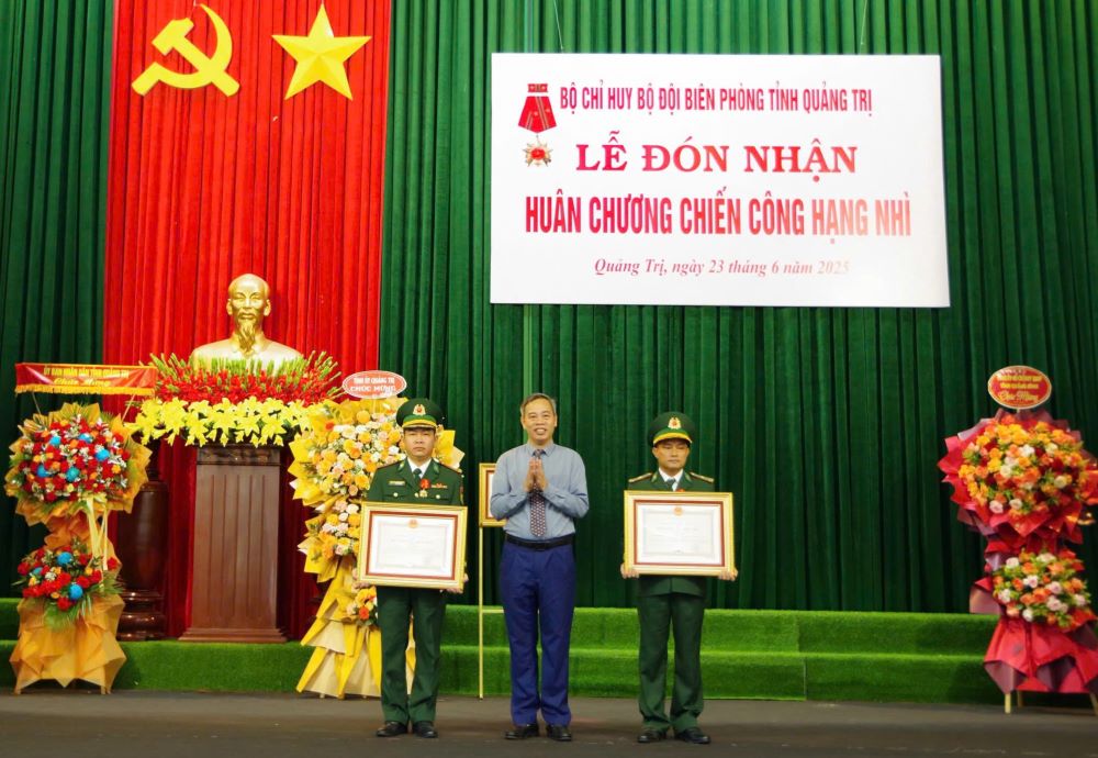 Ong Nguyen Dang Quang, Pho Bi thu Thuong truc Tinh uy trao Huan chuong Chien cong Hang Nhi cho 2 ca nhan. Anh: Dinh Tien