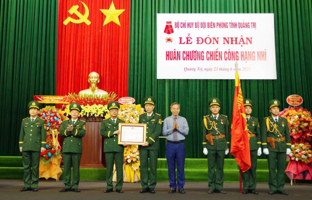 Mr. Nguyen Dang Quang, Standing Deputy Secretary of the Provincial Party Committee, presented the Second Class Medal of Honor to the Quang Tri Provincial Border Guard Command. Photo: Dinh Tien