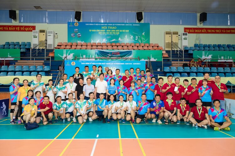 El comite organizador otorgo medallas a los jugadores de tenis de mesa en el Southern Sports Festival. Foto: An Hoang