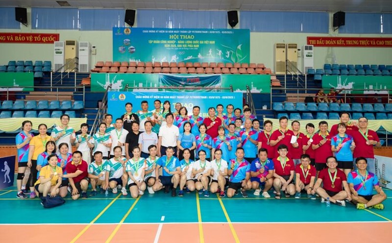 The organizing committee awarded medals to athletes competing in table tennis at the Southern region Sports Festival. Photo: An Hoang