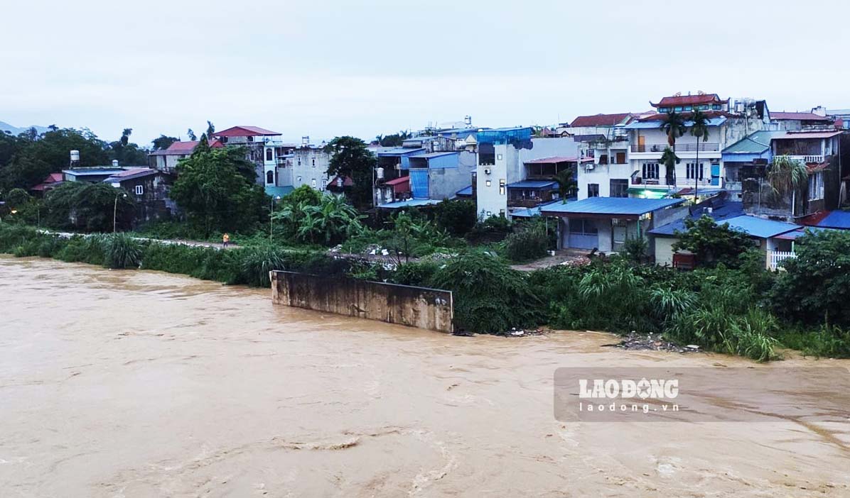 Sông Cầu qua TP Thái Nguyên cuộn cuộn nước bên tàn tích của dự án chống lũ nghìn tỉ đồng. Ảnh: Việt Bắc.