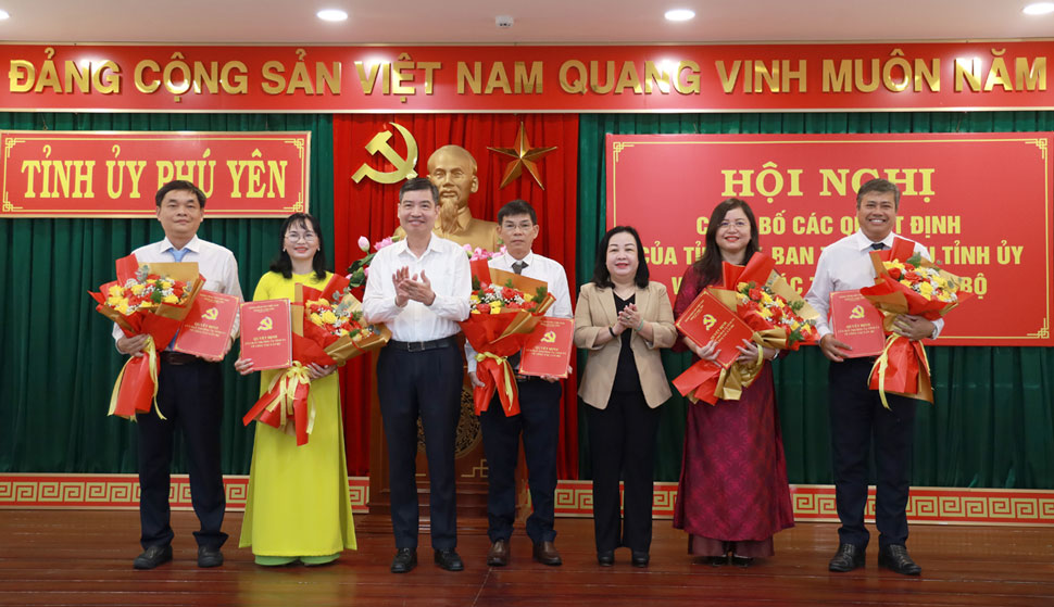 The leaders of Phu Yen Provincial Party Committee congratulated Ms. Dao Pham Hoang Quyen and the Deputy editors-in-Chief of the newspaper. Photo: Xuan An