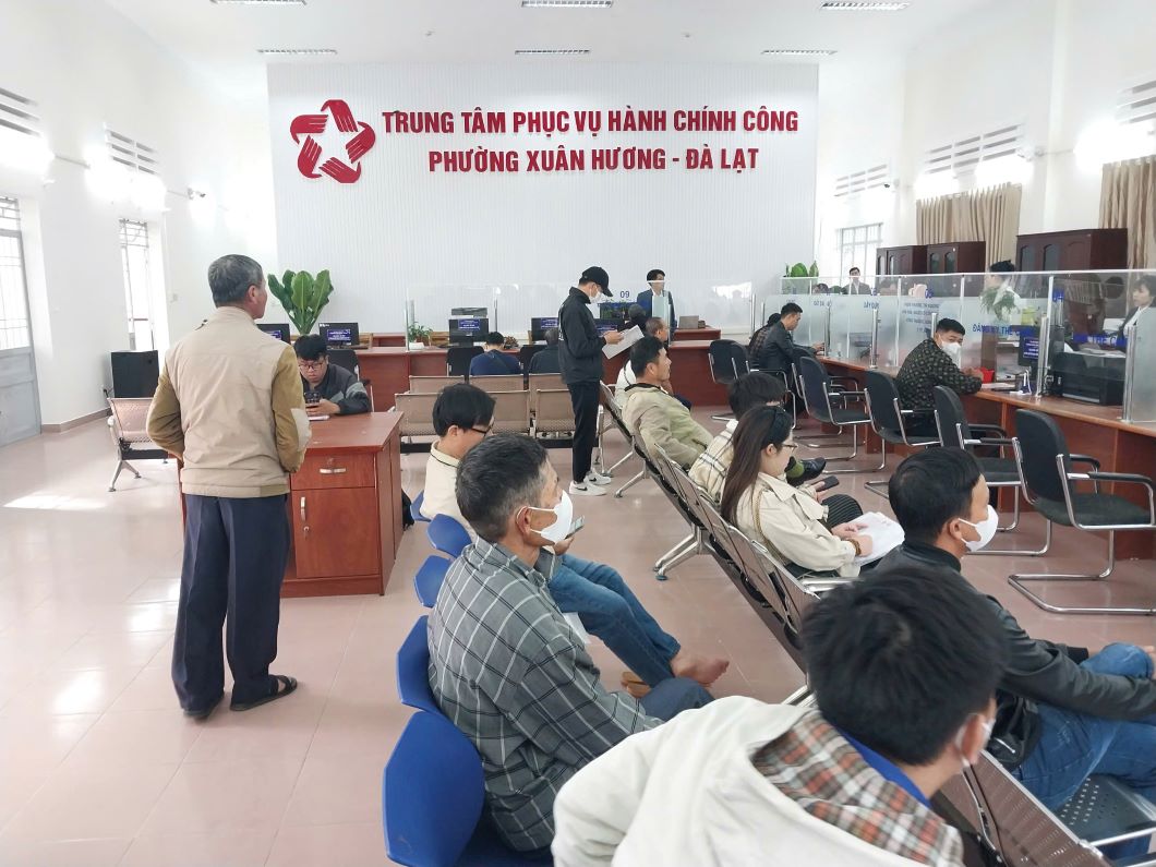 The first day of testing the settlement of administrative procedures in Xuan Huong ward after the merger. Photo: Lam Hong