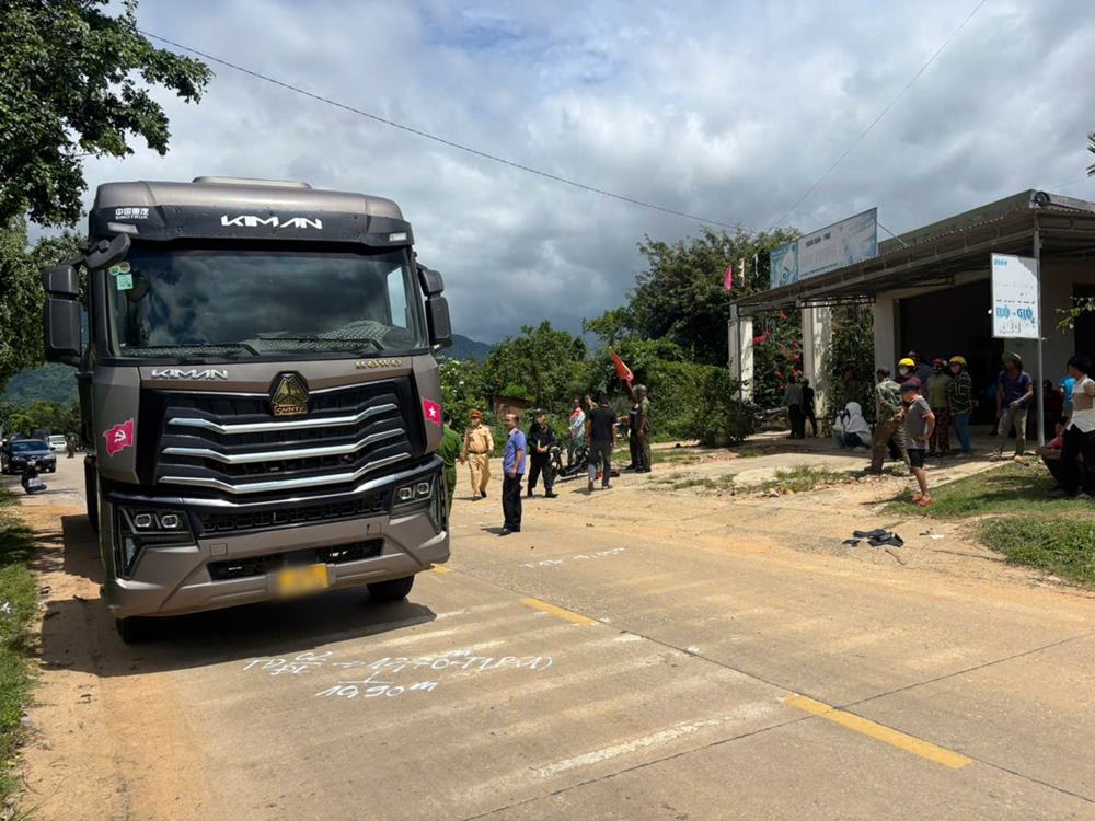 Hiện trường tai nạn giao thông xe đầu kéo tông xe đạp điện khiến hai học sinh tử vong tại chỗ, hai người khác bị thương. Ảnh: Công an tỉnh cung cấp