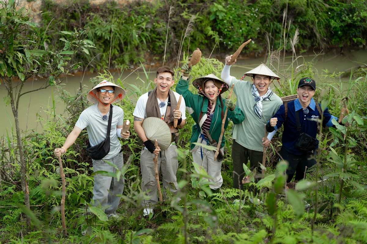 Dan nghe si trong chuong trinh truyen hinh “Gia dinh Haha - Nhung ngay troi bao la” trai nghiem cuoc song cua nguoi Tay o Ban Lien, Bac Ha, Lao Cai. Anh: yeah1