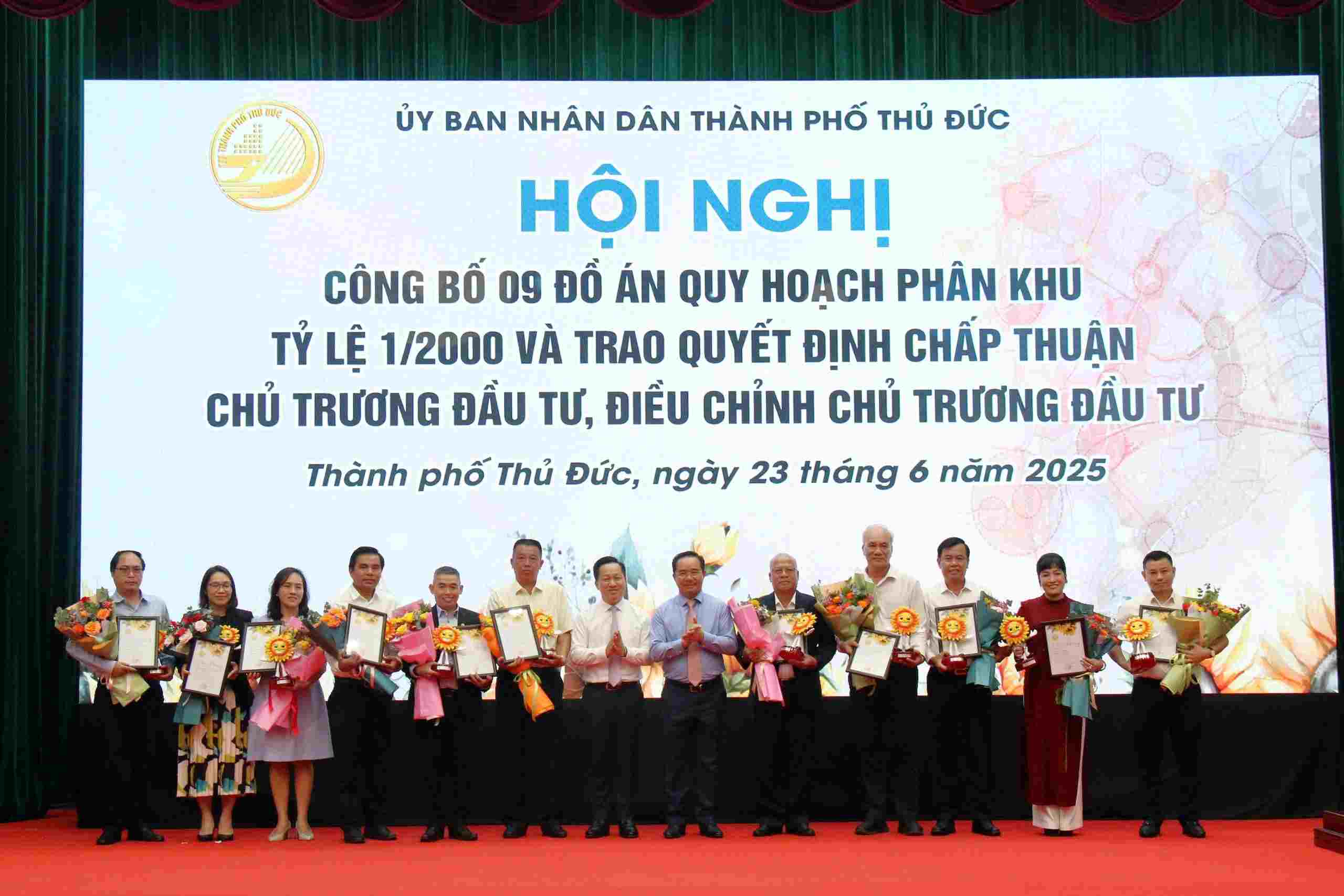Trao quyet dinh chap thuan chu truong dau tu cho cac nha dau tu o TP Thu Duc. Anh: Minh Quan