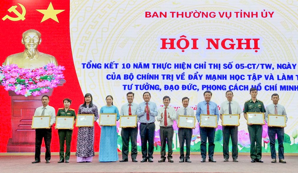 Tang bang khen cua chu tich UBND tinh Soc Trang cho cac ca nhan. Anh: Phuong Anh