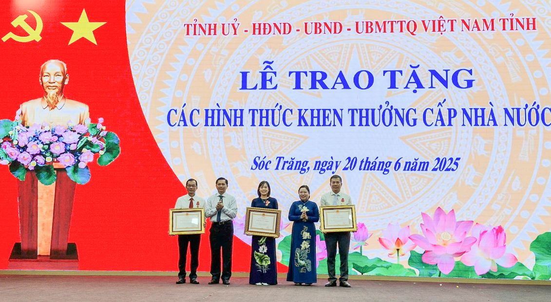 Lanh dao Tinh uy, UBND tinh Soc Trang trao Huan chuong Lao dong cho cac ca nhan. Anh: Phuong Anh