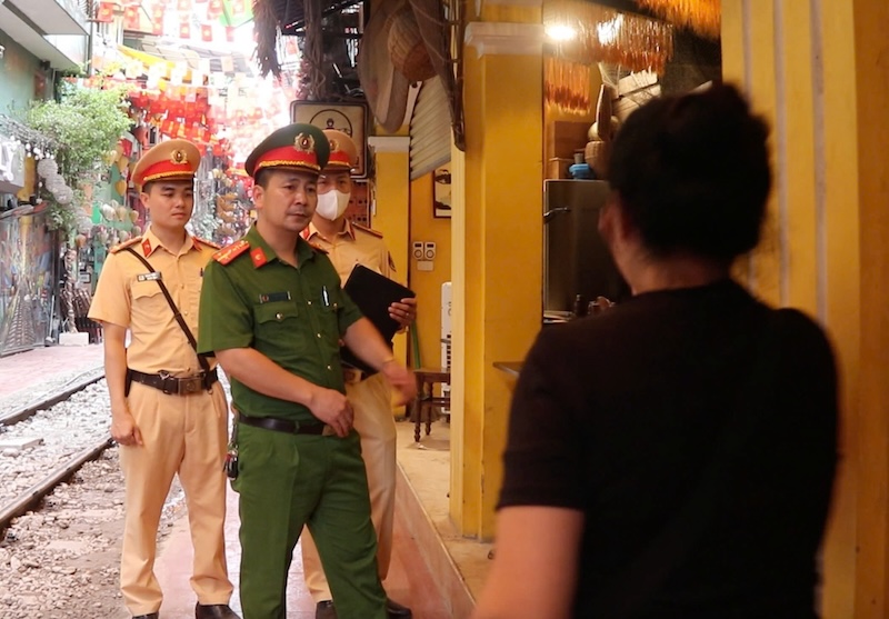 Las fuerzas funcionales se propagaron a las personas y turistas en la calle Street Coffee en Hanoi. Foto: Nguyen Linh