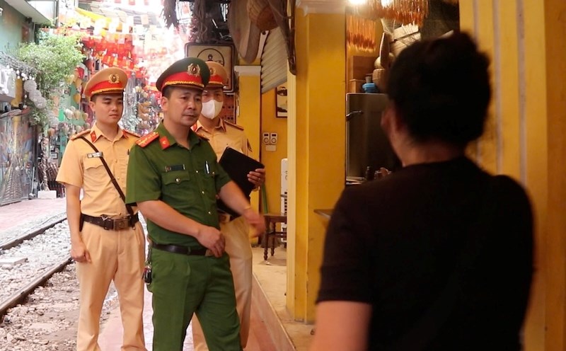 The authorities propagated to people and tourists at the railway coffee street in Hanoi. Photo: Nguyen Linh