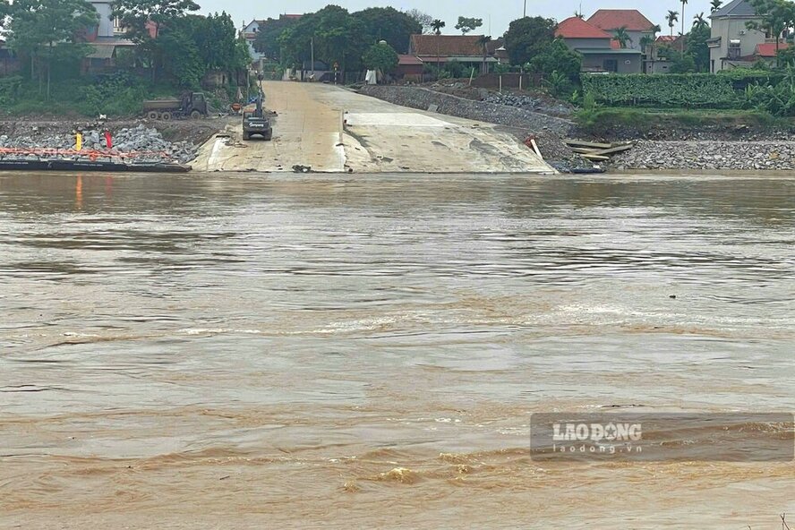 Nuoc song Hong tai cau phao Phong Chau chay xiet. Anh: To Cong.