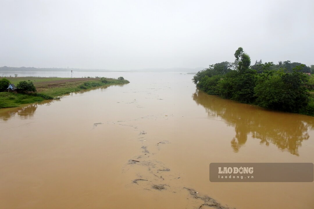Nuoc lu song Bua chay ra song Hong (tai huyen Cam Khe). Anh: To Cong.
