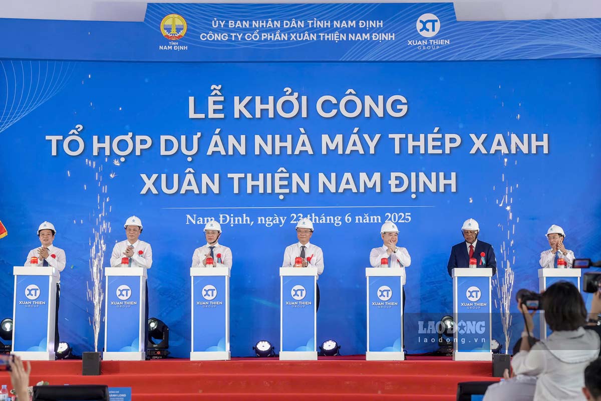 Deputy Prime Minister Le Thanh Long and delegates pressed the button to start the construction of the Xuan Thien Nam Dinh Green Steel Factory Project Complex. Photo: Ha Vi