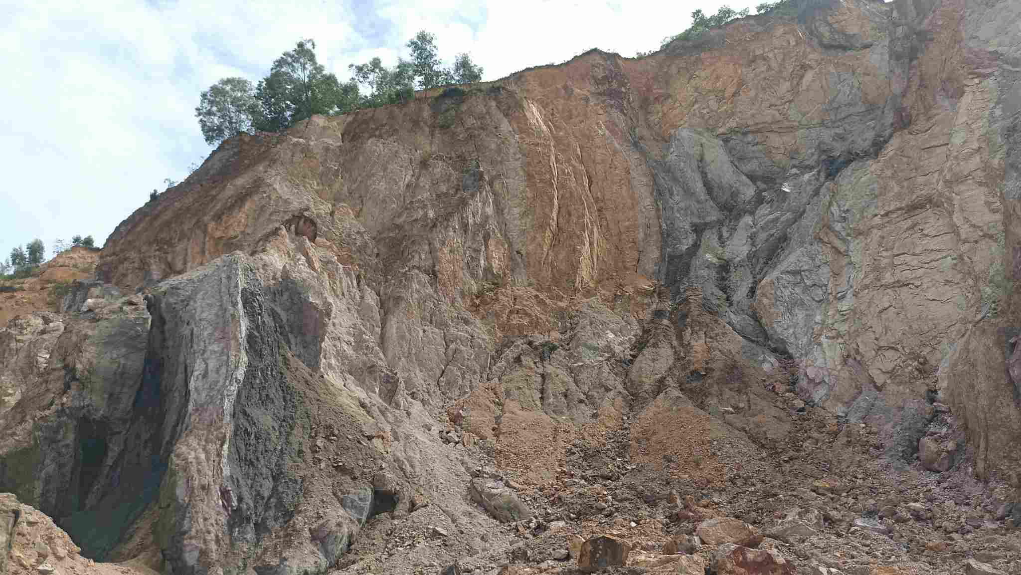 Vissai Ninh Binh Conjunta Stock Company ha explotado una variedad de minerales que no estan en la licencia en la mina Clay (en Gia Hoa Commune, distrito de Gia Vien, Ninh Binh). Foto: Xuan colgado