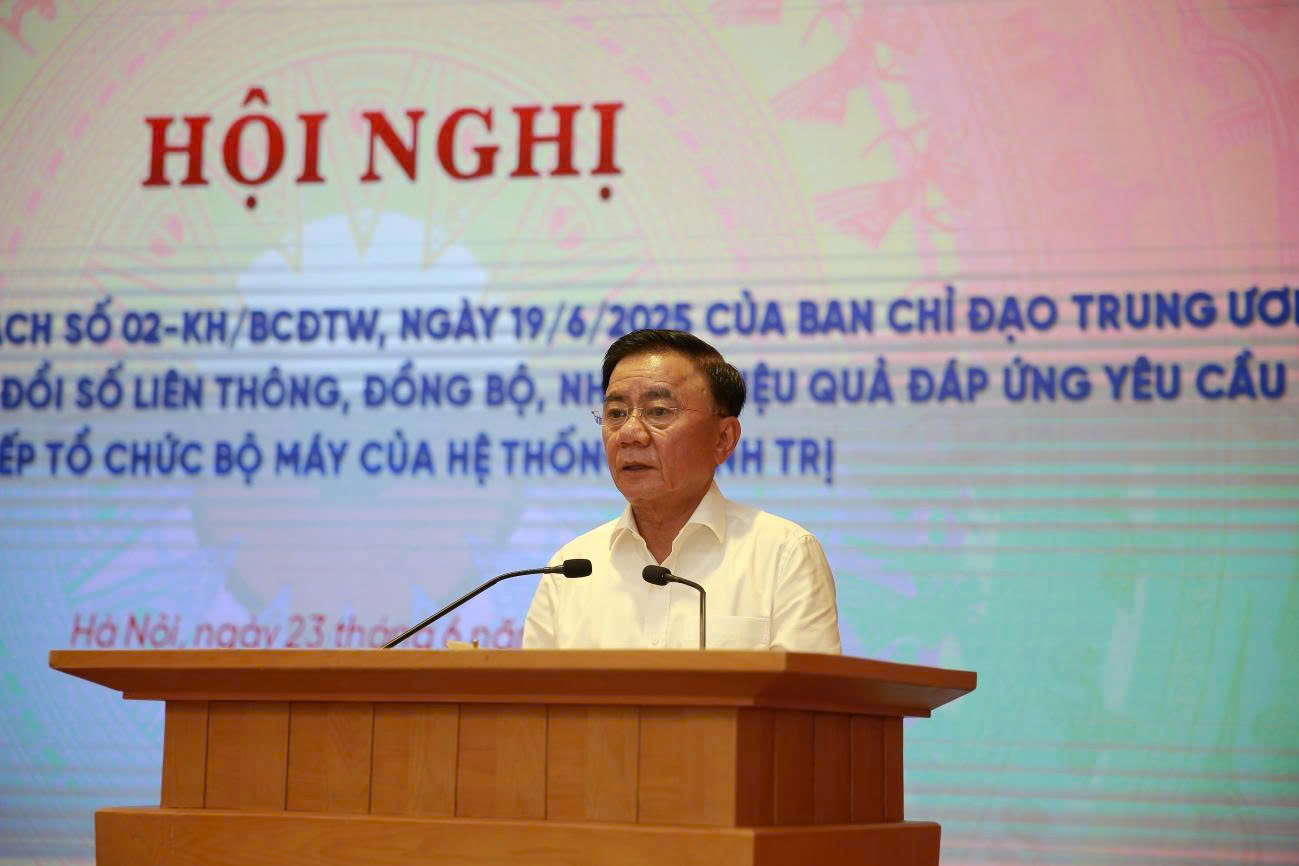 Miembro del Politburo, dijo el secretario del Comite Permanente Tran Cam Tu, eliminar resueltamente el pensamiento local, la arena y los datos; Terminacion de la inversion fragmentada, falta de conectividad. Foto: HIEN HOA