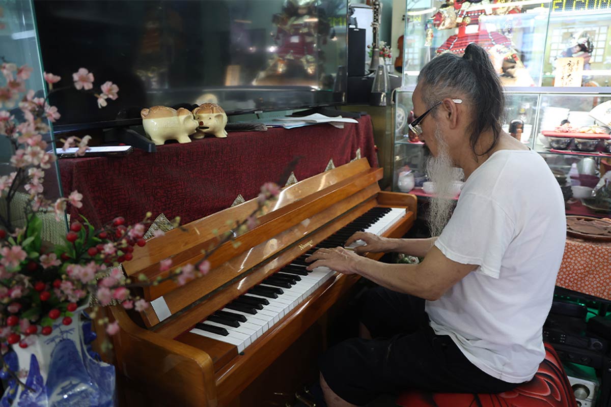 The sweet soup shop echoes the music of a 70-year-old man in the heart of Ho Chi Minh City
