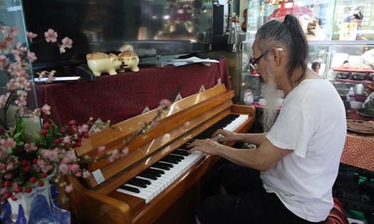 Quán chè vang tiếng nhạc của cụ ông 70 tuổi giữa lòng TPHCM