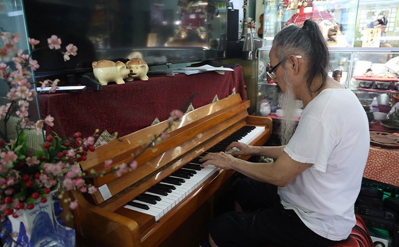 The sweet soup shop echoes the music of a 70-year-old man in the heart of Ho Chi Minh City