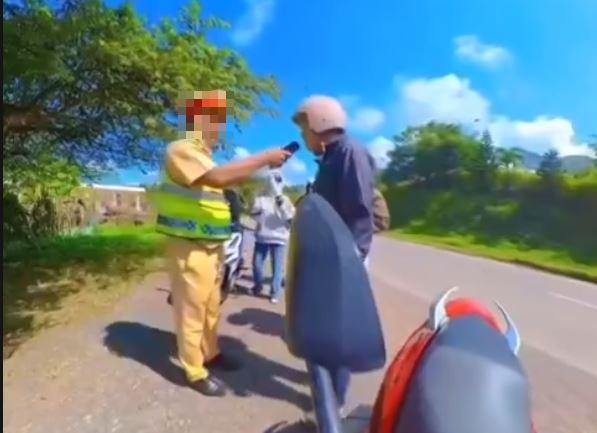 Traffic police officers in Dak Lak check people's alcohol concentration. Photo: Bao Trung