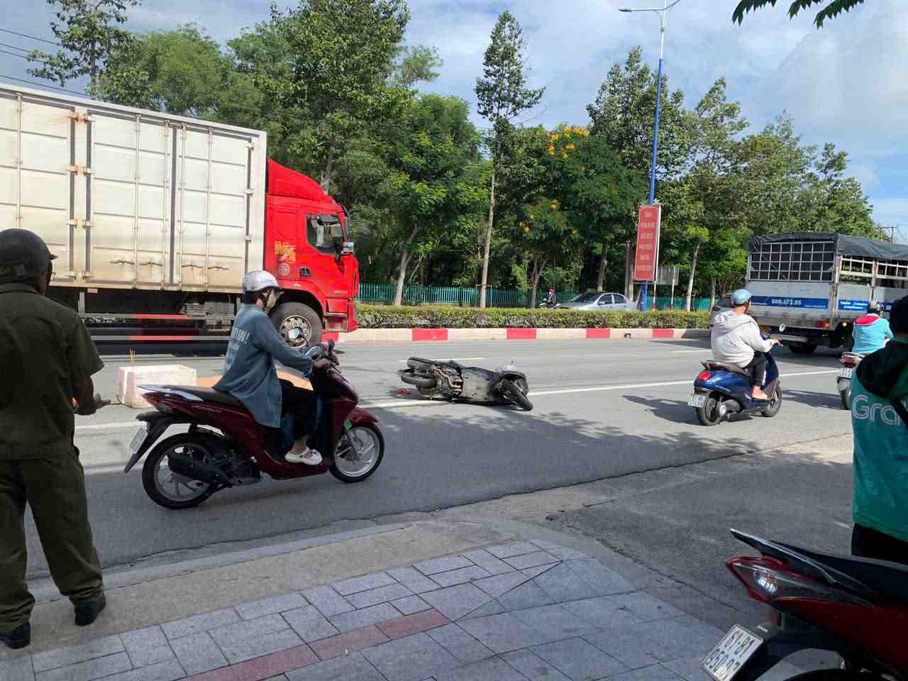 Tai nan giua xe may va xe tai khien nguoi phu nu tu vong tai hien truong. Anh: Ban doc cung cap
