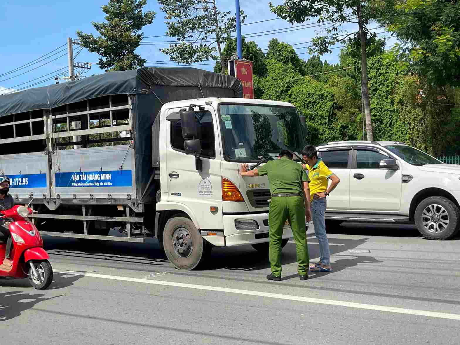 Luc luong chuc nang vua xu ly hien truong vu tai nan vua dieu tiet giao thong. Anh: Dinh Trong