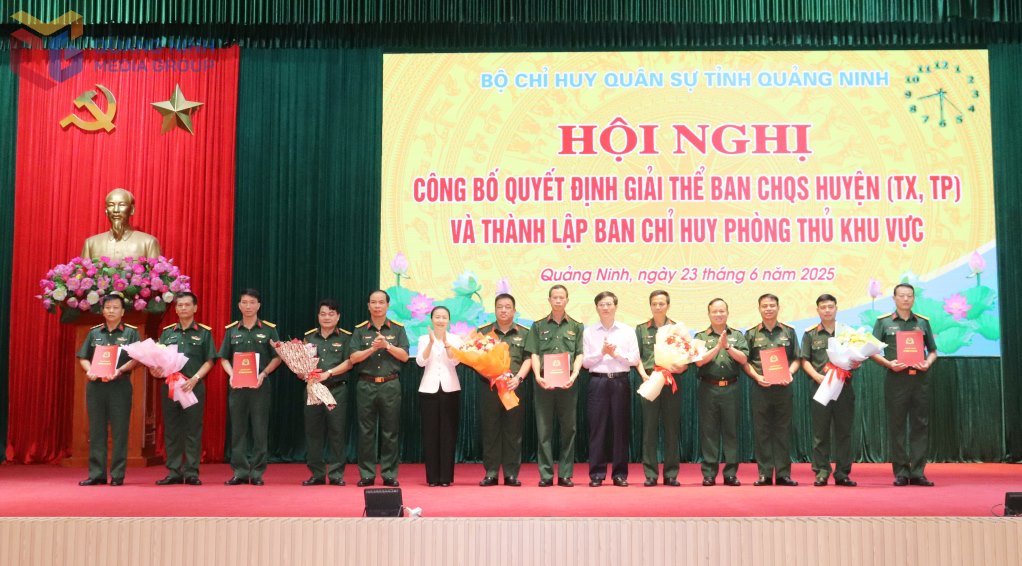 Los lideres de la provincia de Quang Ninh, Comite del Partido, Ministerio de Asuntos Militares de la Provincia otorgaron decisiones y dieron flores para felicitar a las unidades. Foto: Quang Ninh Centro de comunicacion provincial