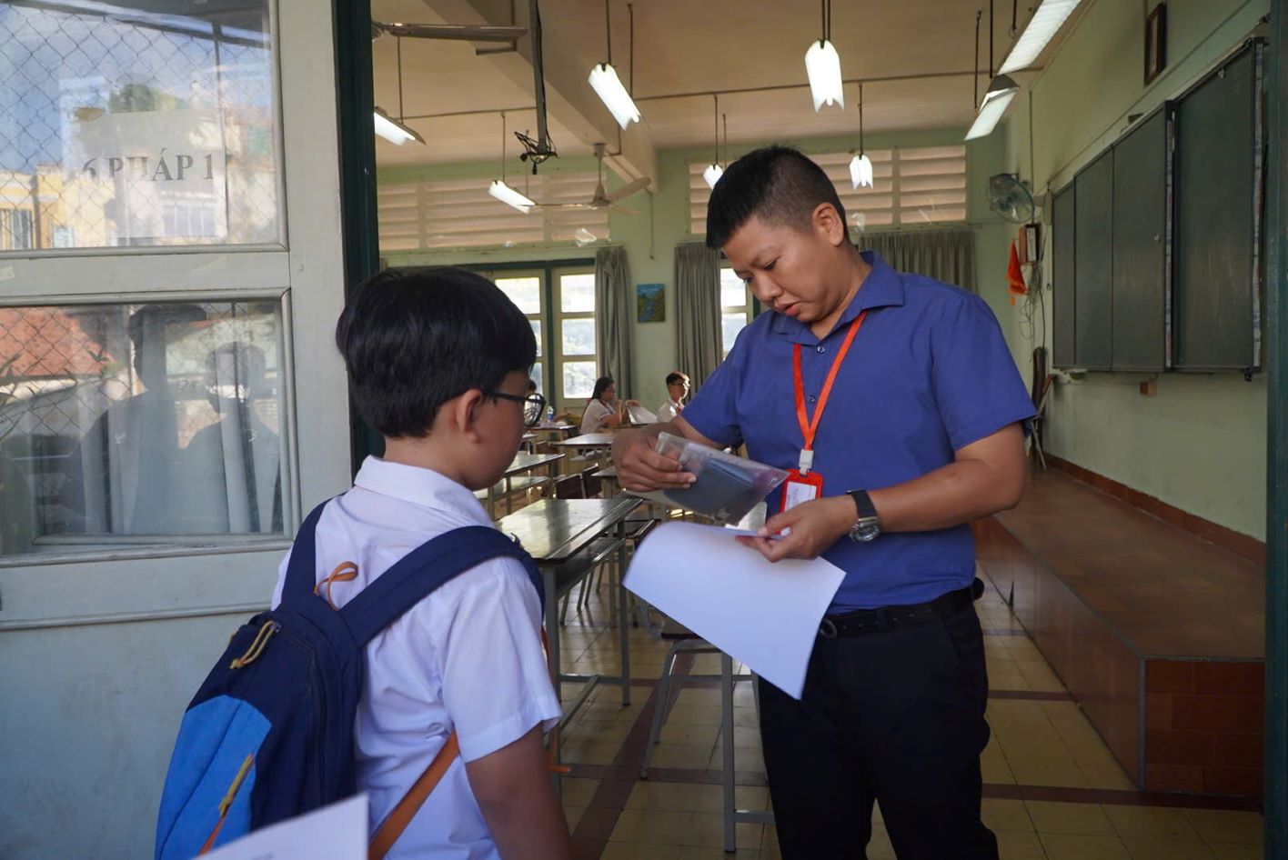 Students participating in the 6th grade competency assessment survey of Tran Dai Nghia Secondary and High School. Photo: Chan Phuc