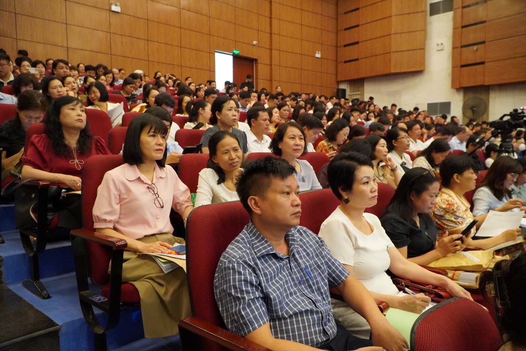 Hoi nghi duoc tien hanh ket hop hinh thuc truc tiep va truc tuyen. Anh: Anh Duc
