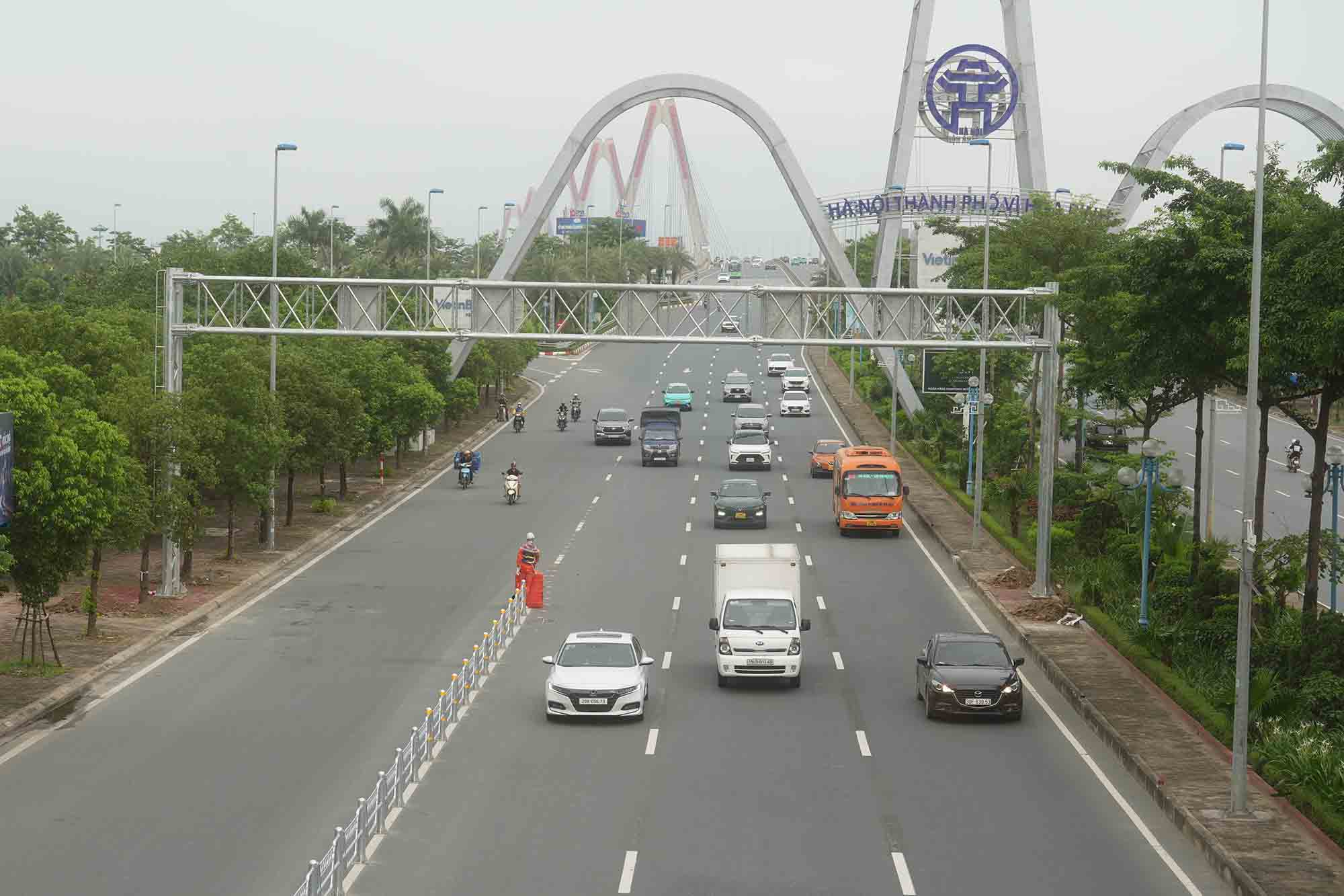 Dai phan cach cung duoc lap dat tren duong Vo Chi Cong. Anh: Nhom PV