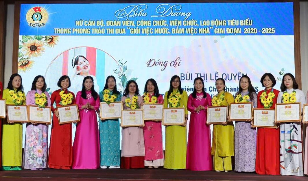 Cac nu doan vien duoc bieu duong. Anh: Hoai Nhan
