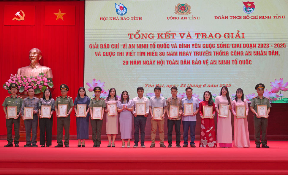 Trao giai cho cac tac gia, nhom tac gia. Anh: Bao Nguyen