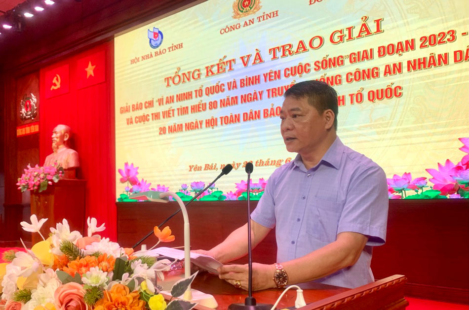 Ong Nguyen Xuan Canh - Pho chu tich Thuong truc Hoi Nha Bao tinh Yen Bai phat bieu tai le trao giai. Anh: Bao Nguyen