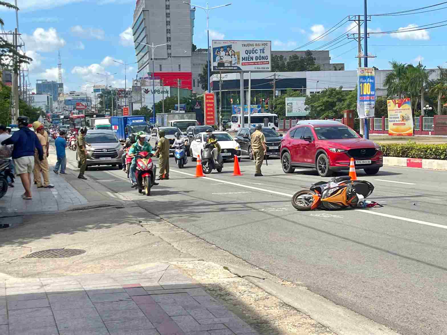 The scene of the accident on National Highway 13 left people dead and traffic congested. Photo: Dinh Trong