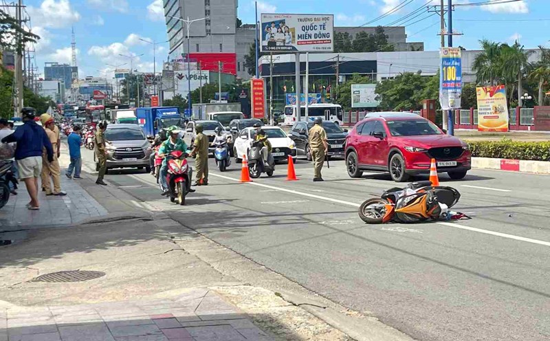 The scene of the accident on National Highway 13 left people dead and traffic congested. Photo: Dinh Trong