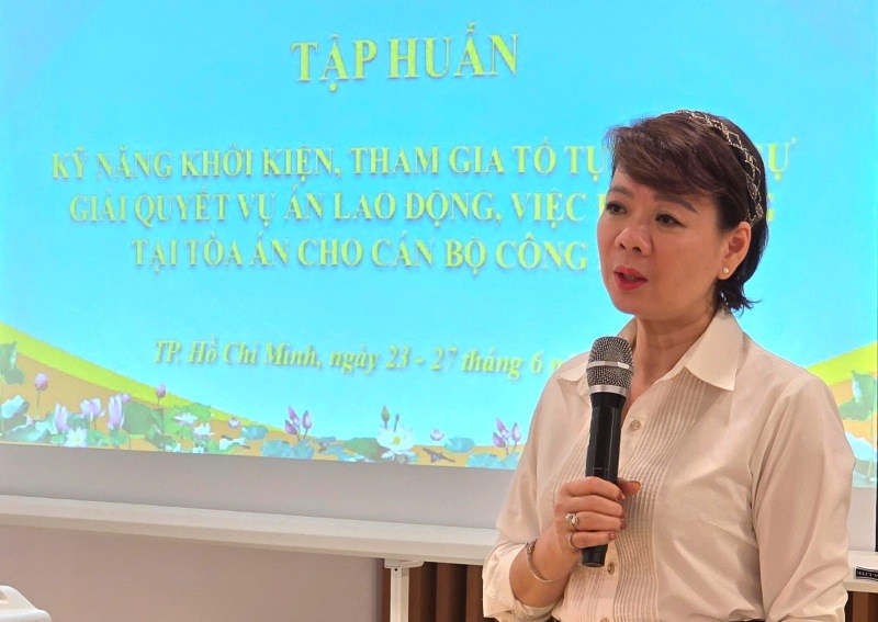 Bà Trần Thị Thanh Hà phát biểu tại lớp tập huấn. Ảnh: Nam Dương